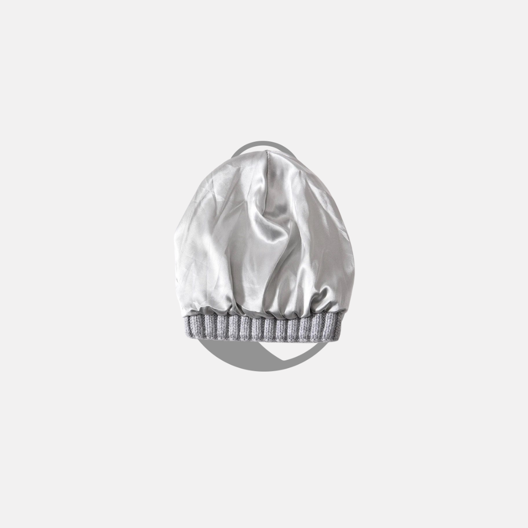 Dettaglio interno in seta del cappellino in cashmere grigio
